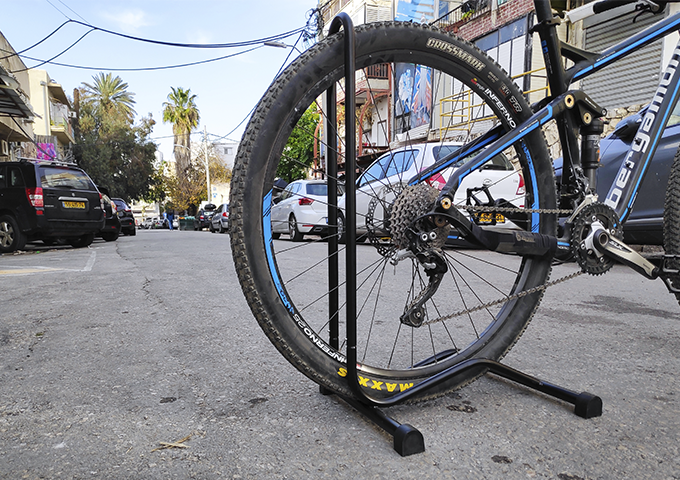 Bike Stand מתקן ריצפתי לחניית זוג אופניים שני דגמים: גם עד 